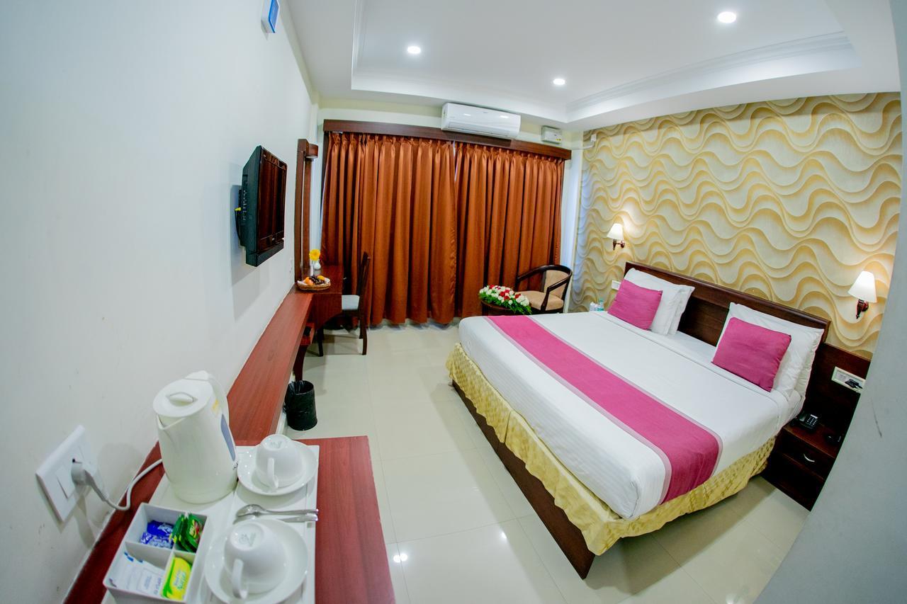 Lals Residency Hotel Adur Exterior foto