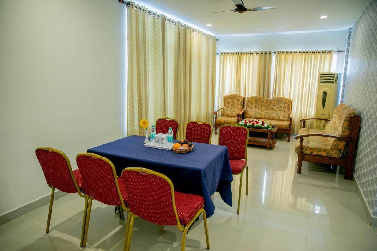 Lals Residency Hotel Adur Exterior foto