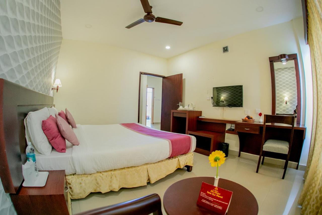 Lals Residency Hotel Adur Exterior foto