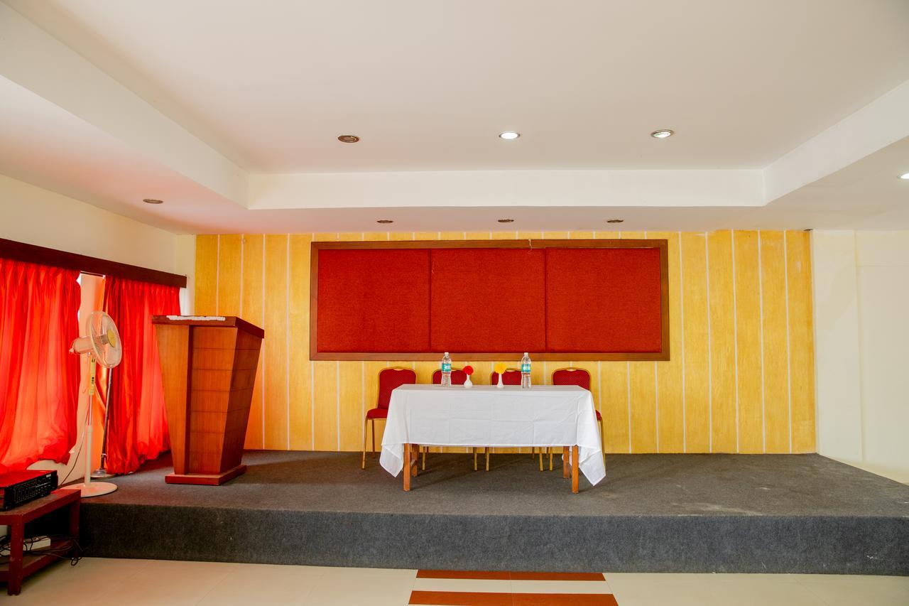 Lals Residency Hotel Adur Exterior foto